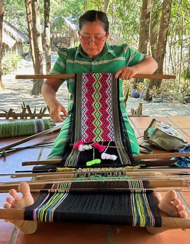 Woman from Chau Ma tribe weaving using her Bonapasa.